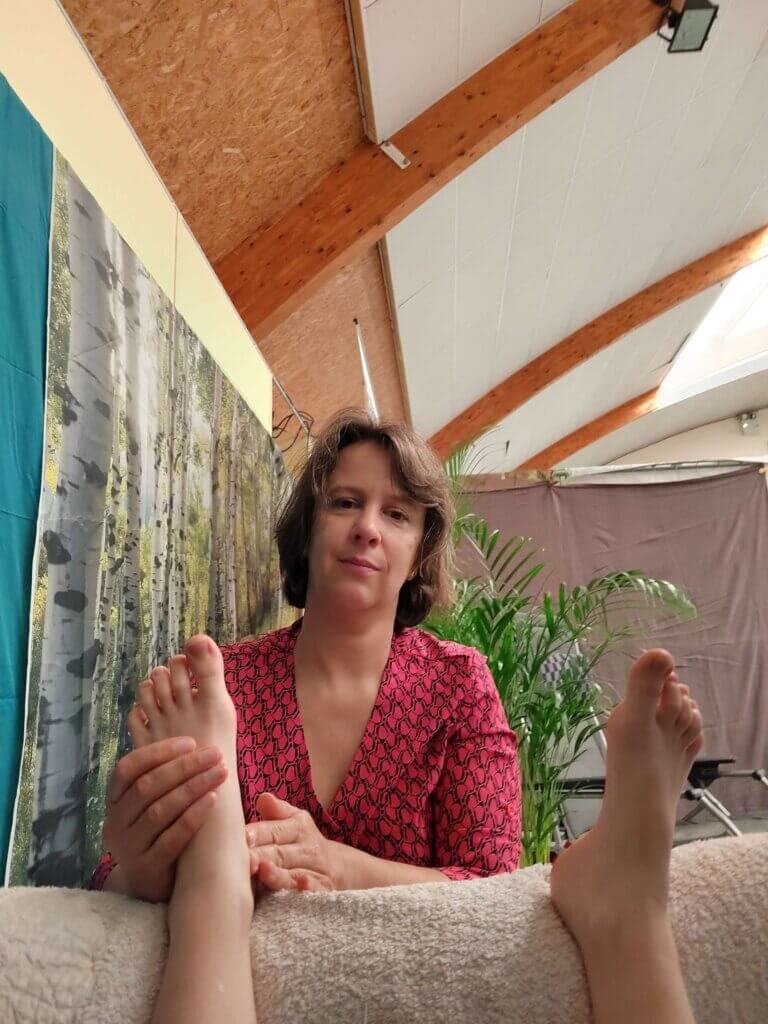 Salon du bien être à floing 2025, séance de réflexologie plantaire.