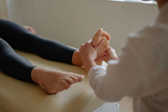 massage de la plante des pieds en réflexologie plantaire