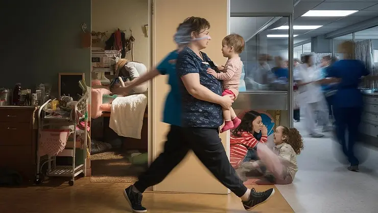 une femme débordée par les taches quotidienne travail maison enfants