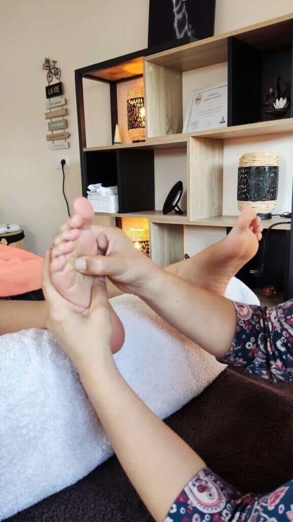 Photo réelle de réflexologie plantaire pendant une séance chez Harmonie Pieds